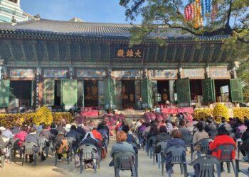 Devotees gathered in front of a temple in Seoul, as first stage of ‘step-by-step revoery’ post COVID-19 begins in the country. (Source: Yonhap News)