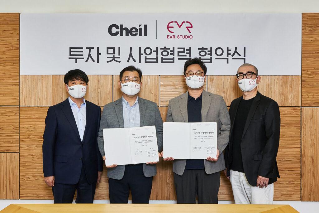 Cheil Worldwide CEO Yoo Jeong-geun (second from left) with EVR Studio management at the signing ceremony for investment and business cooperation. 