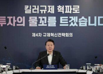 President Yoon Seok-yeol is presiding over a regulatory innovation strategy meeting to abolish killer regulations held at the G Valley Industrial Museum in the Seoul Digital Industrial Complex in Guro-dong, Seoul on the 24th. (Photo = Office of the President)
