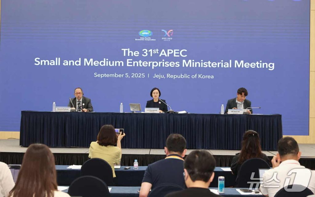 Korea leads APEC SME Ministerial Meeting 2025, adopting “Jeju Initiative” and launching Startup Alliance to boost cross-border innovation and global networks.