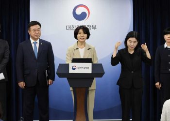 Han Jeong-ae, Policy Committee Chair of the Democratic Party of Korea announces the results of the 3rd high-level party–government council and the government reorganization plan on September 7. | Yonhap