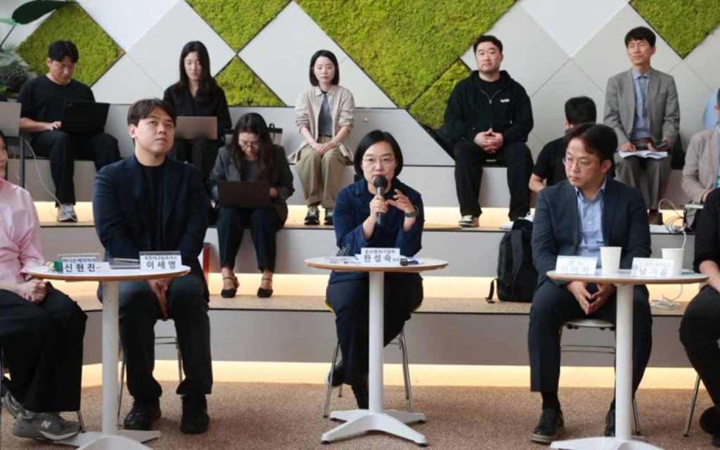 During Wrtn roundtable, MSS pushes AX policy by linking AI startups and SMEs, expanding testbeds and open innovation to drive industrial competitiveness.