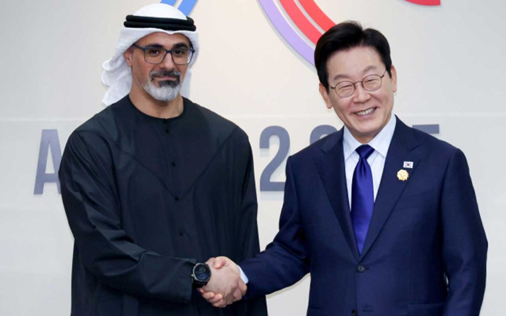 Korea and the UAE expand cooperation in AI and defense at APEC 2025, shaping a new phase of tech diplomacy across Asia and the Middle East.