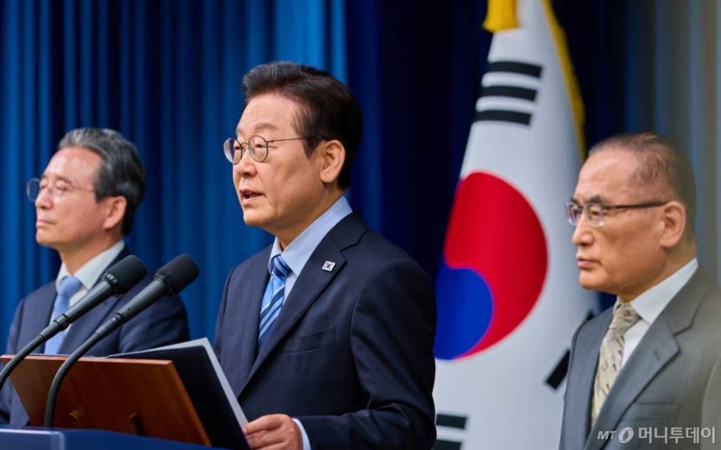 The Korea – U.S. Joint Factsheet sets clearer tariff terms for autos, semiconductors, and pharmaceuticals, giving Korean companies more predictable access to the U.S. market.