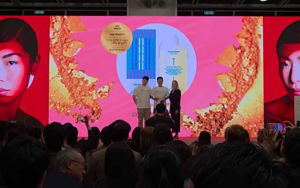 SOOO by MAKEMAKE wins Cosmoprof Asia 2025 with patent-filed chlorine-removal tech, highlighting Korea’s growing leadership in chemical-tech beauty innovation.