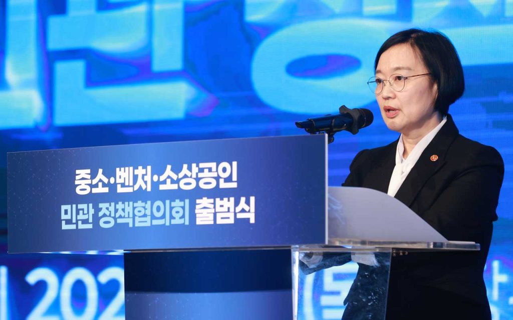 Korea launches public–private policy council to rebuild its startup growth ladder, bringing investors & experts into policy design for SMEs and venture growth.