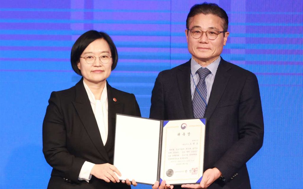 Korea launches public–private policy council to rebuild its startup growth ladder, bringing investors & experts into policy design for SMEs and venture growth.