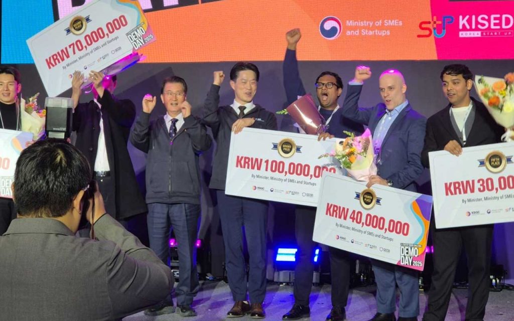 Ravi Shankar Pandit with Korea's MSS First Vice Minister Noh Yong-seok (left) and other winners at 2025 KSGC. | Source: LinkedIn
